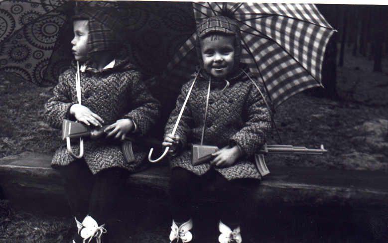 kids.jpg (42365 bytes)